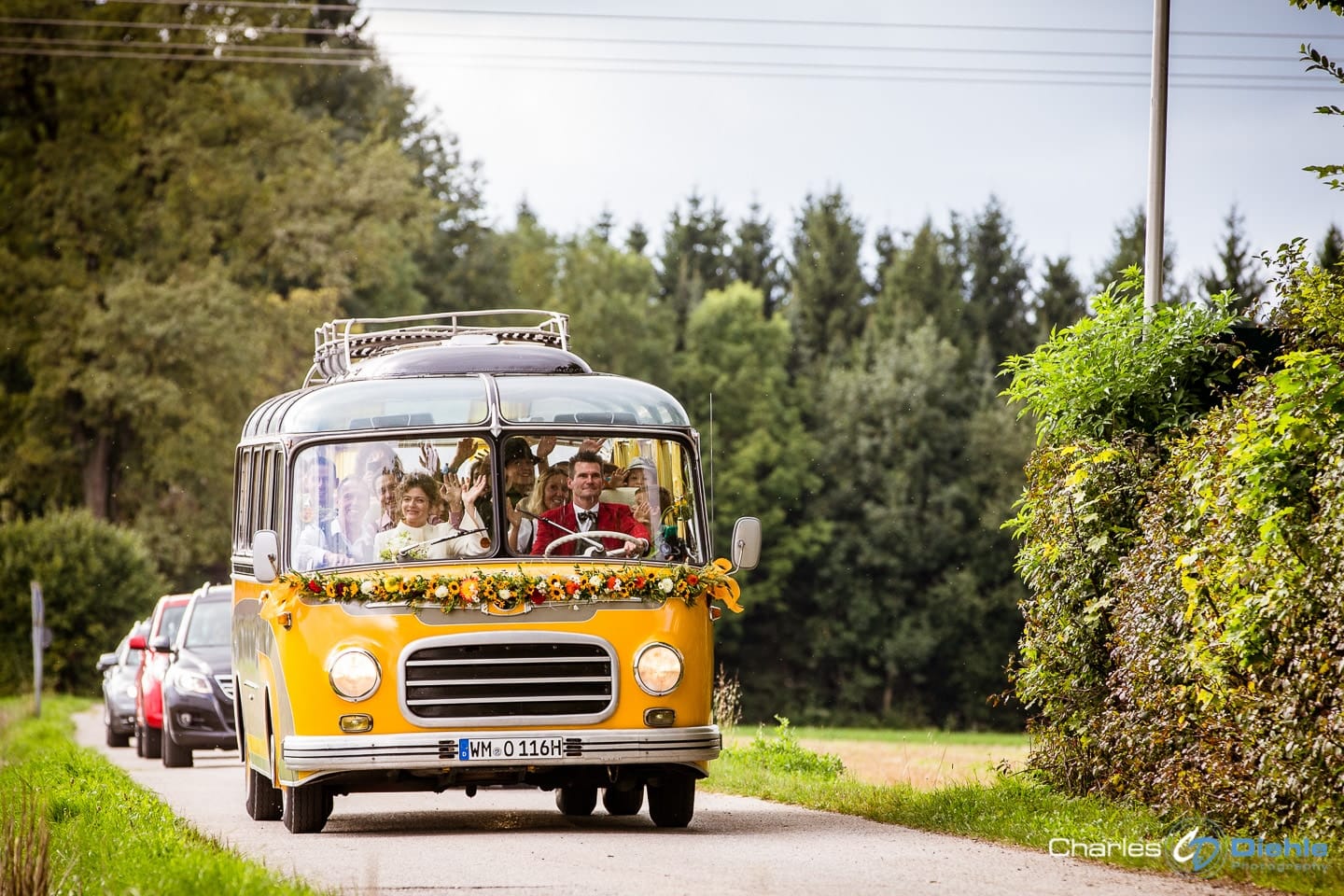 Hochzeit Straßlach im Waldhaus zur alten Tram | Hochzeitsfotograf München | Hochzeitsfotograf München Hochzeit Straßlach mit Oldtimerbus - Hochzeit Straßlach im Waldhaus zur alten Tram - Hochzeit Straßlach im Waldhaus zur alten Tram