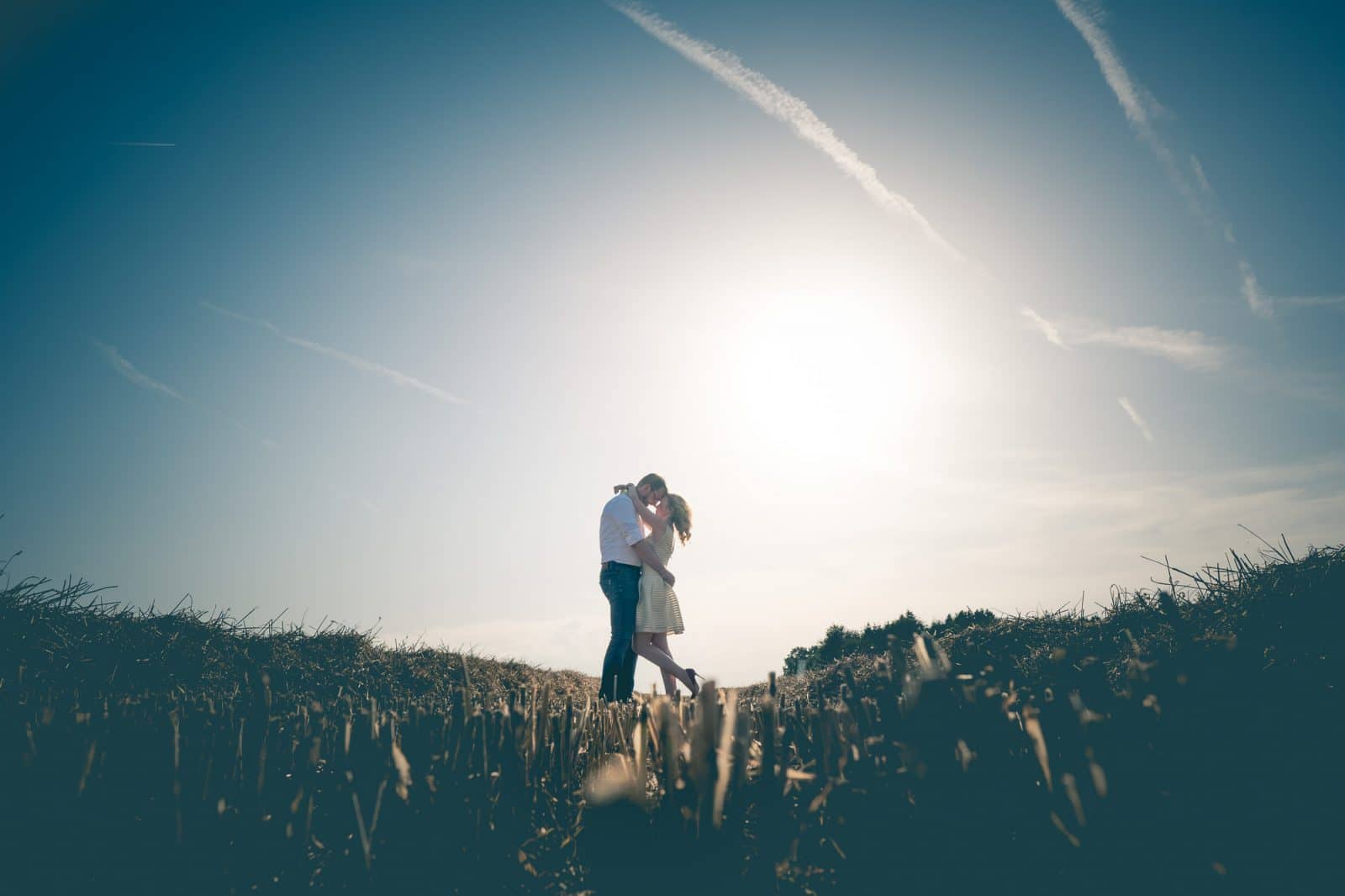 Pärchenfotos im Kornfeld beim Engagement Shooting | Hochzeitsfotograf München | Hochzeitsfotograf München Pärchenfotos im Kornfeld beim Engagement Shooting - Pärchenfotos im Kornfeld beim Engagement Shooting - Pärchenfotos im Kornfeld beim Engagement Shooting