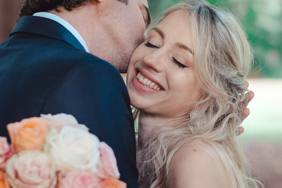 Hochzeitsfotograf Waldhaus zur alten Tram Straßlach | Hochzeitsfotograf München | Hochzeitsfotograf München Hochzeitspaar in Straßlach küsst sich - Hochzeitsfotograf Waldhaus zur alten Tram Straßlach - Hochzeitsfotograf Waldhaus zur alten Tram Straßlach