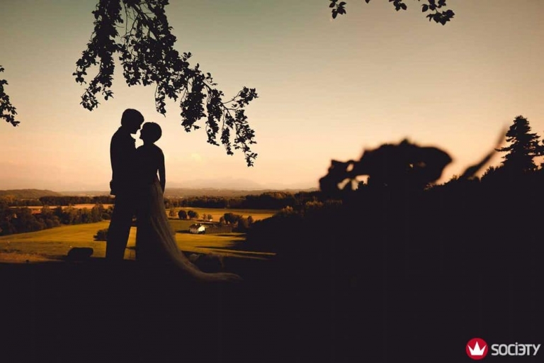 Hochzeitsfotografie mit Brautpaar bei Sonnenuntergang